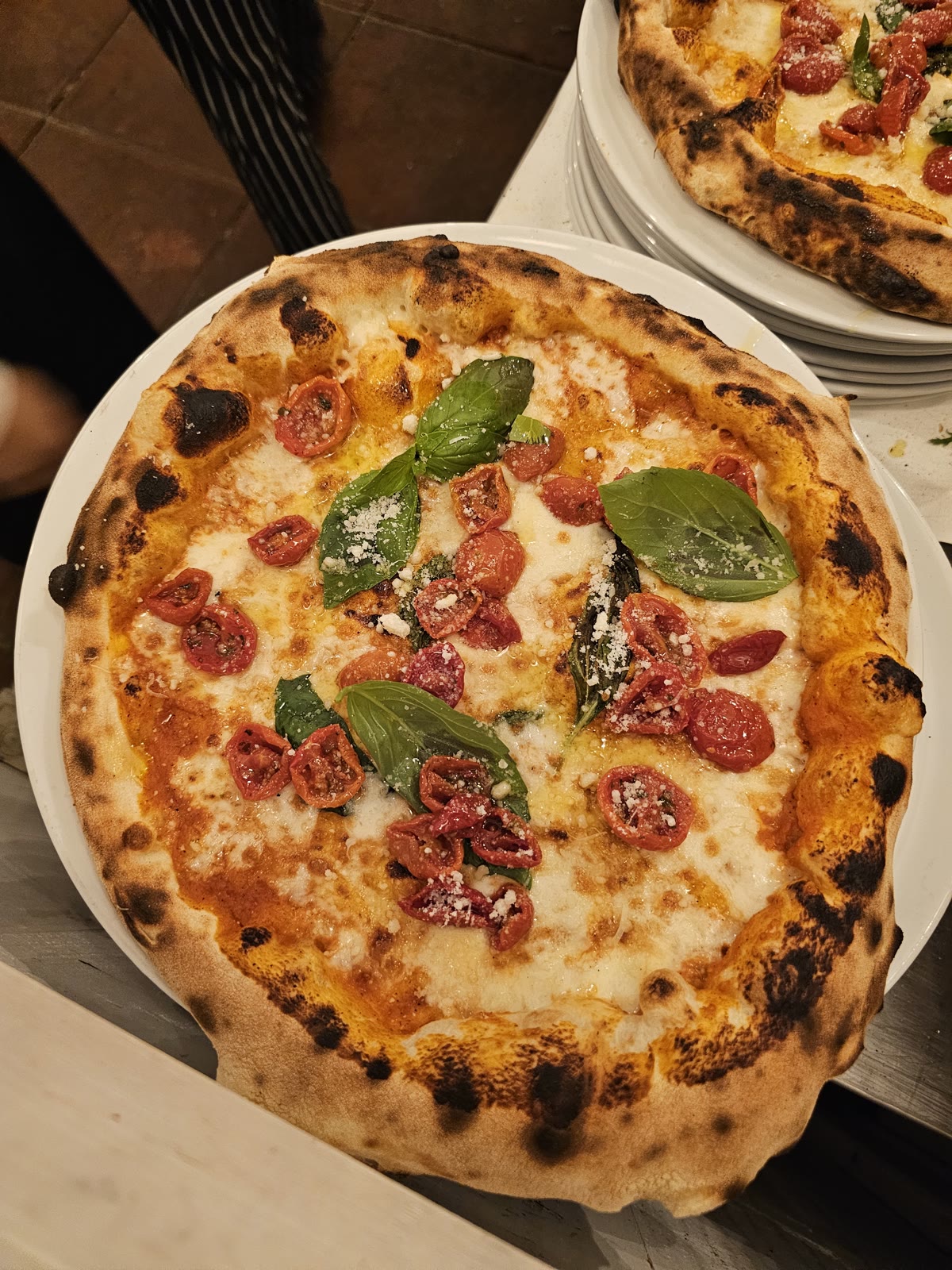 Pizza margherita con basilico e pomodorini dal forno a legna di Josè