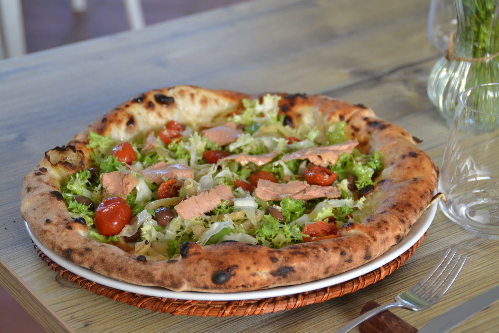 Pizza con salmone, insalata e pomodorini di Josè Restaurant