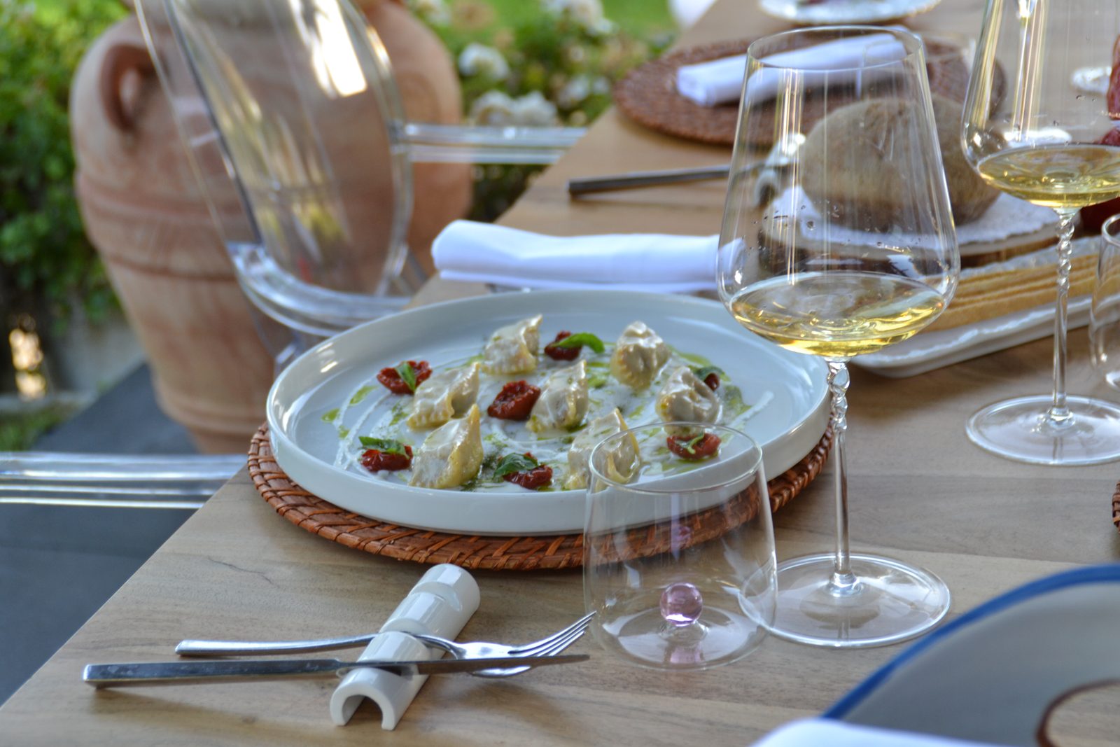 Tavola apparecchiata con i vini del territorio vesuviano
