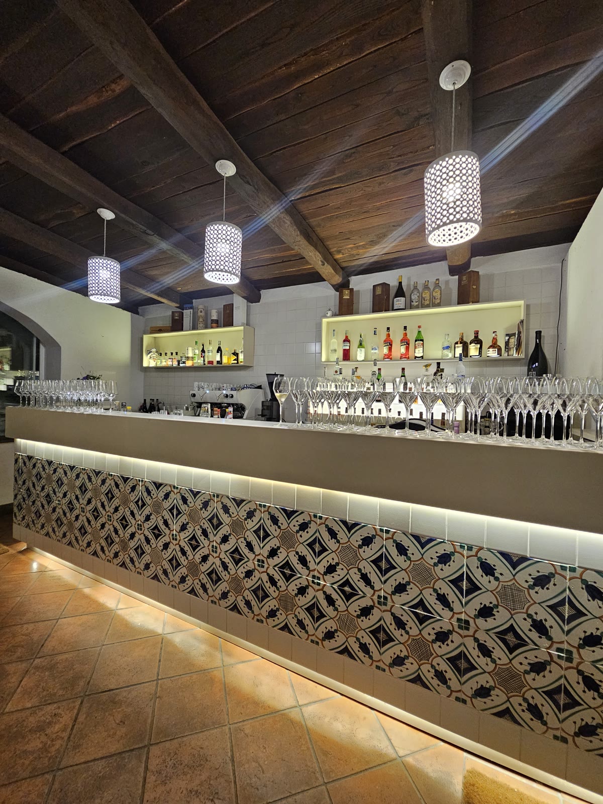 Salone per eventi della Tenuta con soffitto a volta e bancone allestito